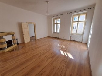 Prostorný obývací pokoj s novou podlahou