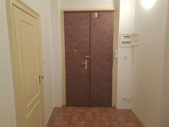 Vstupní dveře z bytu na chodbu
