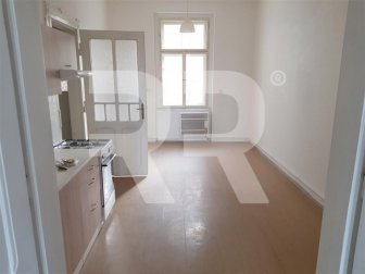 Pronájem bytu  1+1 s balkonem, 51 m2, náměstí Generála Kutlvašra, Praha 4 - Nusle