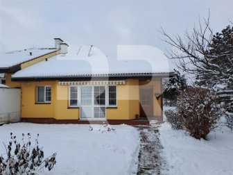 Pronájem dvoupodlažního rodinného domu 5+kk (140 m2) se dvěma koupelnami a se zahradou, Dobřejovice